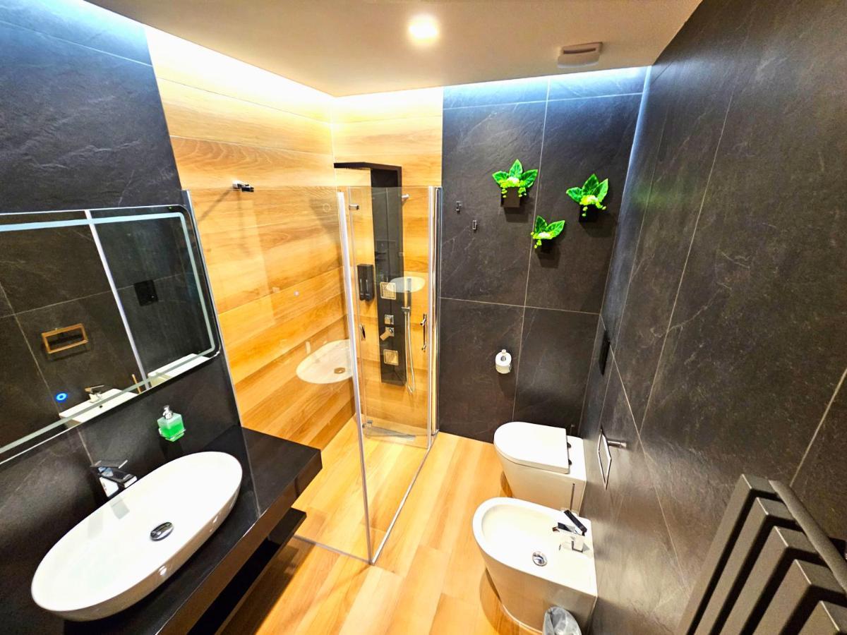 Trilogy Prestige - Central Premium Suites Лечче Экстерьер фото